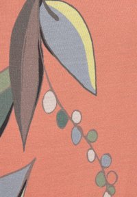 Tissu présentant de grandes feuilles abstraites en marron, gris et jaune sur un fond corail, avec des éléments circulaires en vert et blanc.