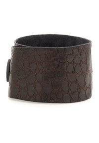 Bracciale in pelle marrone con un motivo testurizzato in rilievo che ricorda le squame, dotato di una fodera interna liscia e di una chiusura a bottone.