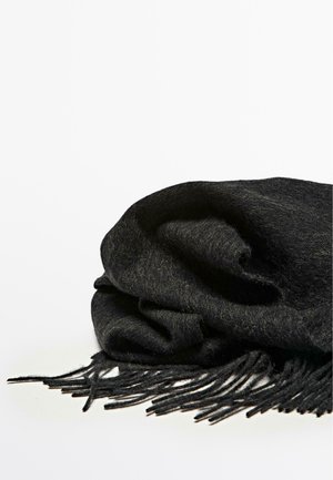 Sciarpa nera in lana con una texture morbida, bordi frangiati e un design avvolto in modo leggero, che mette in evidenza il suo calore ed eleganza nell'aspetto.