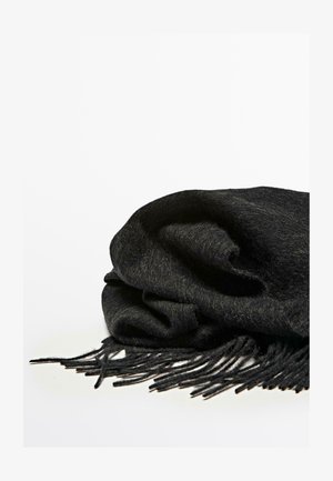 Écharpe en laine noire avec une texture douce, des bords frangés et un design légèrement enroulé, mettant en valeur sa chaleur et son élégance au premier coup d'œil.