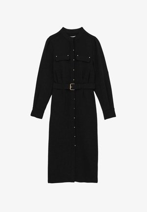 Robe noire à manches longues en tissu avec une fermeture à boutons sur le devant, deux poches poitrine, une taille ceinturée et des détails en matériel doré.