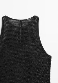 Černý bezrukávový top vyrobený z texturované síťoviny, s kulatým výstřihem, zadním zapínáním na knoflík a jemným třpytivým vzorem.