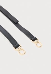 Sort læderrem med hardware i guldton, der har to rektangulære clips i hver ende. Glat tekstur og minimalistisk design.