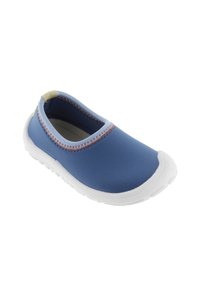 Scarpa blu slip-on con materiale superiore liscio, cuciture a contrasto e suola in gomma bianca. Il tallone presenta un piccolo accento giallo.