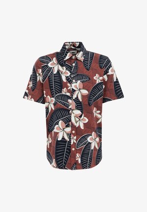 Koszulka z krótkim rękawem zapinana na guziki, z czerwonym tłem w ciemnozielone liście i białe kwiaty, z teksturowanej tkaniny oraz swobodnym kołnierzykiem.