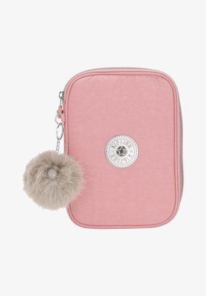 Roze stoffen cosmetica pouch met een zilveren cirkelvormig logo en een fluffy beige pompon aan de rits. Gevoelige buitenkant, rechthoekige vorm.