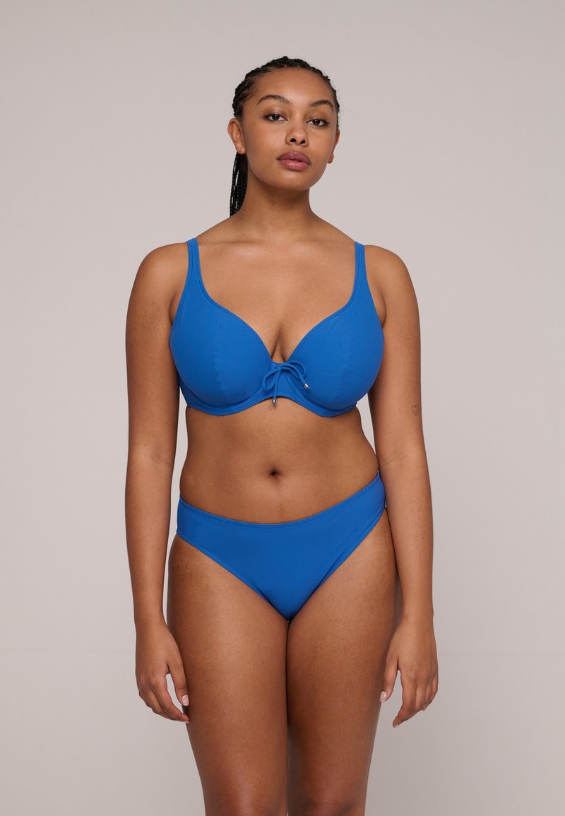 Blauwe bikini set met een gevormde cuptop met een strikdetail aan de voorkant en bijpassende laag uitgesneden onderkant, zachte textuur en een minimalistisch ontwerp.