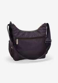 Bolso de hombro de nylon morado oscuro con un bolsillo frontal con cremallera, correa ajustable y textura suave. Presenta una forma redondeada y acentos en contraste.