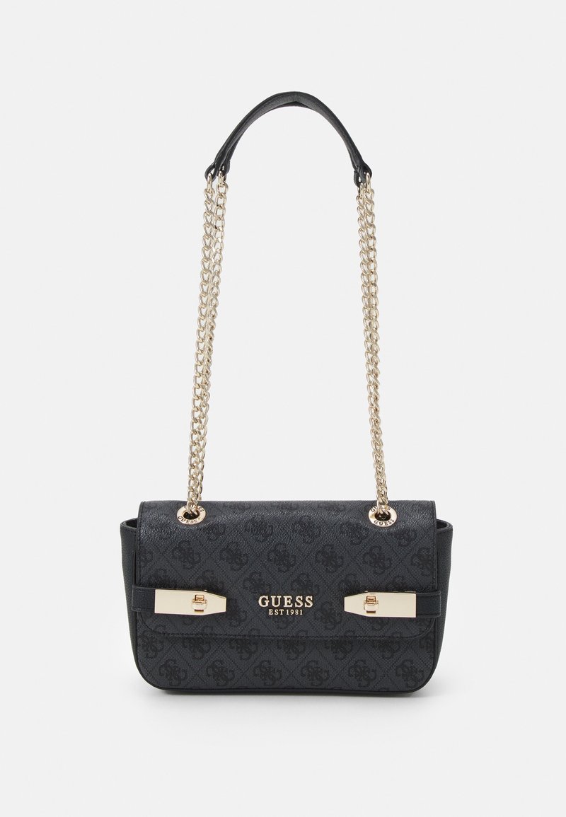 Sac à épaule noir Guess avec une bandoulière chaîne dorée, des fermetures à boucle dorées et un motif monogramme subtil sur l’extérieur.