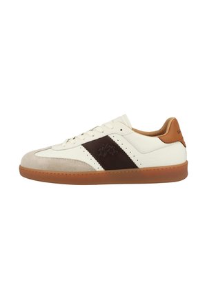 Niedriger weißer Sneaker mit beige Veloursleder-Spitze, braunem Seitenbereich, beigem Fersenriemen, weißen Schnürsenkeln und brauner Gummisohle.