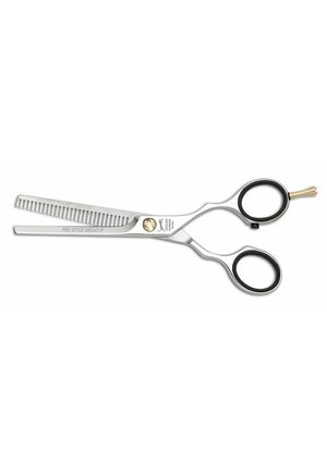 Zilverkleurige haarverdunnende schaar met zwarte vingerlingen, één getande blad en ergonomisch gebogen handvat op een witte achtergrond.