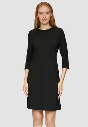 Robe noire avec des manches trois-quarts, tissu texturé, encolure ronde, taille cintrée et jupe évasée, sans motifs ni embellissements visibles.