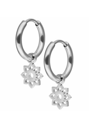 Silberne Creolen mit polierter Oberfläche, die einen Blumenanhänger an jeder Creole aufweisen. Robuste Metallkonstruktion, einfach und doch elegant.