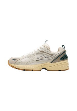 Beige og cremefarvet lavtop sneakers med mesh- og læderdetaljer, hvide snørebånd, polstret sål og mørkegrønne trækflapper på tungen og hælen.