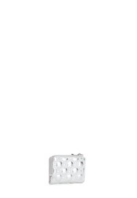 Portafoglio argento con zip, realizzato in materiale lucido, caratterizzato da un motivo trapuntato, di forma rettangolare e texture liscia.