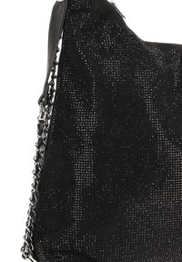 Bolso negro de hombro con un exterior texturizado y una superficie brillante, complementado con una correa de cadena plateada y detalles de cuero suave.