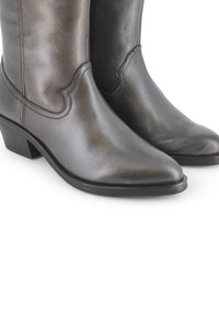 Botas de tobillo de cuero gris con punta afilada, costura decorativa y un tacón bajo apilado. Textura suave con un acabado pulido.