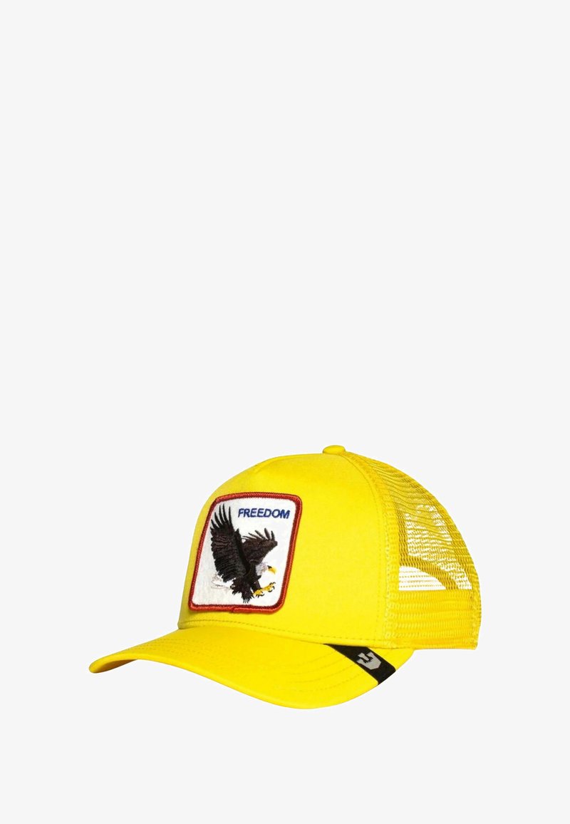 Cappellino da baseball in rete giallo con una toppa "Libertà" che presenta un'aquila calva in volo sul pannello anteriore.
