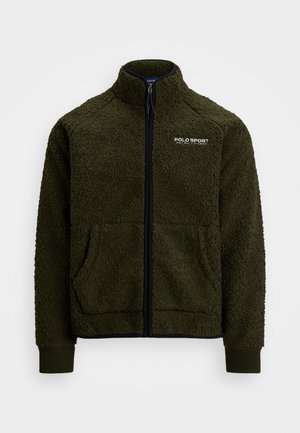 Polarowa kurtka na zamek w ciemnooliwkowym kolorze, z wysokim kołnierzem, czarnym zamkiem błyskawicznym i dwoma przednimi kieszeniami. Logo "POLO SPORT" w białym kolorze na klatce piersiowej.