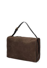 Bruine suède handtas met een gladde textuur, rechthoekige vorm en zwarte lederen schouderriem. Voorzien van gouden hardware voor de sluiting.