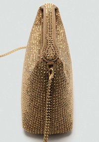 Pochette dorée en sequins avec une fermeture éclair sur le dessus et une bandoulière en chaîne métallique, présentant une finition mate texturée et des détails scintillants.