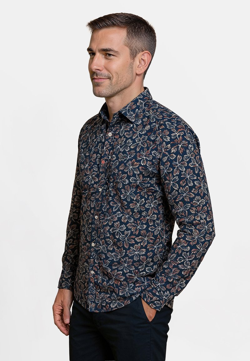 Langarmshirt met een marineblauwe achtergrond en een kleurrijk bloemenpatroon. Gemaakt van stof met een soepele textuur en een knoopsluiting op de kraag.