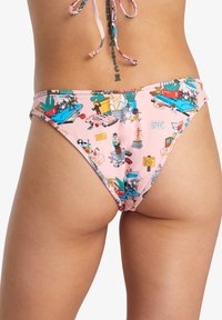 Vaaleanpunaiset bikinit, joissa on värikäs, sarjakuvamainen printti eri hahmoista ja esineistä, leikattu matalahkossa mallissa.