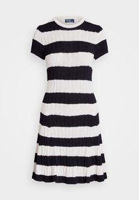 Kortärmad klänning med ett kabelstickat mönster i växelvis marinblå och krämfärgade horisontella ränder, figursydd midja och utsvängd kjol.