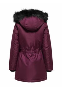 Parka bordeaux con cappuccio foderato in pelliccia sintetica nera, vita stretta, polsini elasticizzati e tessuto liscio e resistente. Presenta una vista completa dal retro.
