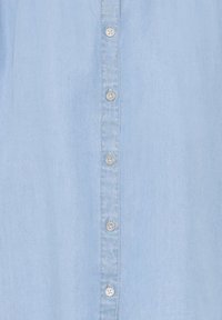 Svijetloplavi materijal s okomitim redom od sedam prozirnih, okruglih, gumbiju s četiri rupe, prišivenih u srednjem panelu.