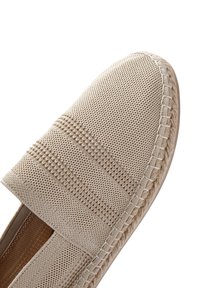 Espadrilla in tessuto beige con motivo intrecciato, lato elastico e bordo in juta intrecciata lungo la suola. Design a punta tonda.