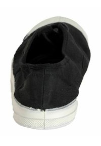 Baskets en toile noires avec un bout rond. Elles possèdent une semelle en caoutchouc blanche et un dessus en tissu texturé. Le talon est bas avec des détails de couture minimaux.