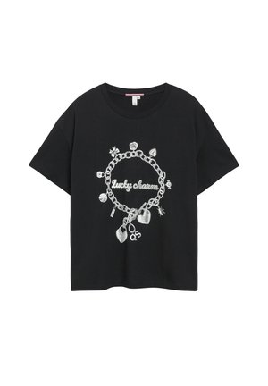 T-shirt noir à manches courtes avec un graphique de bracelet à breloques blanc et la phrase "Lucky charm" au centre.