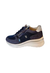 Sneaker in suede e tessuto blu navy con suola in gomma bianca, lacci e cerniera laterale. Presenta un accento argentato sul tallone e un tessuto texturizzato.