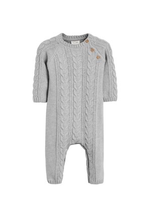 Strikket grå jumpsuit med korte ærmer, der har et kabelstrik design, rund halsudskæring og to træknapper på skulderen.