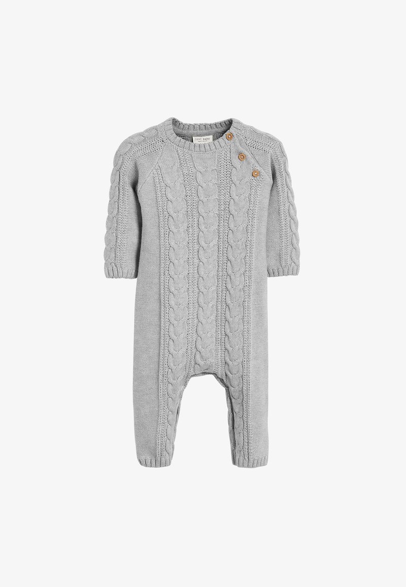 Combinaison tricotée grise à manches courtes, avec un design en tricot à torsades, un col rond, et deux boutons en bois sur l'épaule.