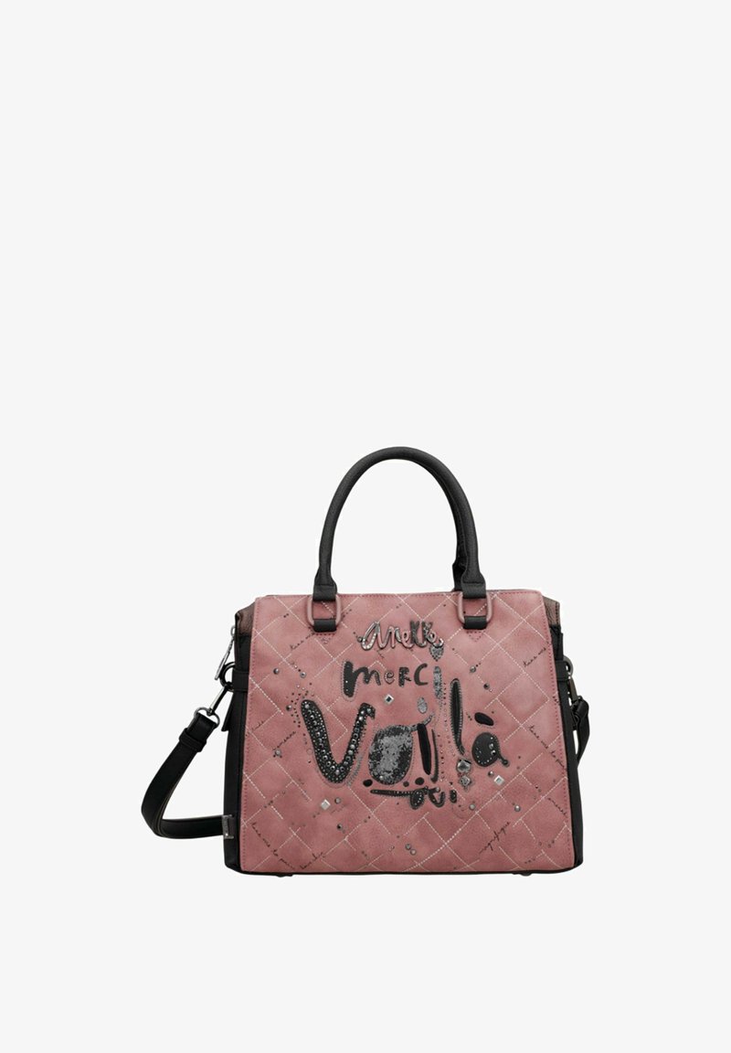 Roze gewatteerde handtas met zwarte accenten. Voorzien van decoratieve tekst en versieringen. Inclusief dubbele handvatten en een afneembare schouderband.
