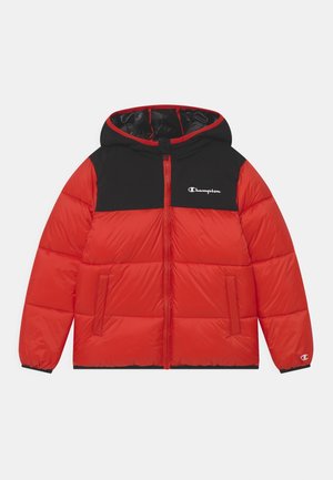 Rød og sort hættejakke med frontlynlås, to sidelommer og Champion-logo på bryst og ærmekant.
