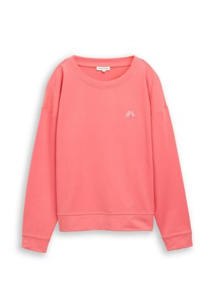 Sweat-shirt corail à manches longues avec col ras du cou et petit emblème de coquillage blanc sur le côté gauche de la poitrine, présenté sur un fond blanc.