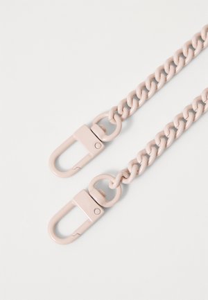 Twee beige metalen kettingbanden met rechthoekige draaiklinken op een witte achtergrond.