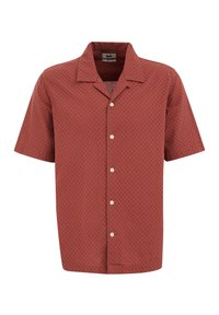 Korte mouw knoopsluiting shirt in baksteenrood met een geometrisch patroon, lichtgewicht stof en een ingesneden kraag. Vijf witte knopen sluiting.