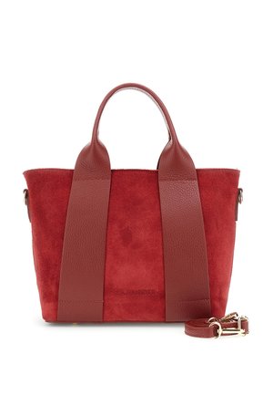 Sac à main en daim rouge et en cuir avec deux poignées robustes et une bandoulière amovible. Il présente une finition texturée et un marquage discret.
