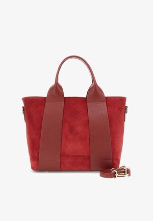 Bolso de mano de ante y cuero rojo con dos asas robustas y una correa de hombro desmontable. Presenta un acabado texturizado y un sutil logotipo.