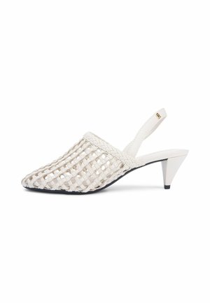 Scarpa slingback bianca intrecciata con punta a punta e tacco basso angolato, caratterizzata da dettagli intrecciati e design a griglia aperta.