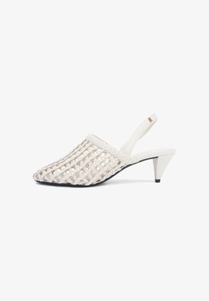 Scarpa slingback bianca intrecciata con punta a punta e tacco basso angolato, caratterizzata da dettagli intrecciati e design a griglia aperta.