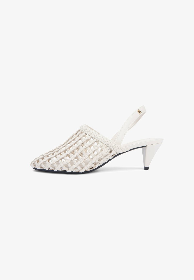 Zapato blanco de tejido trenzado con talón descubierto, puntera puntiaguda y tacón bajo inclinado, con detalles trenzados y diseño de celosía abierta.