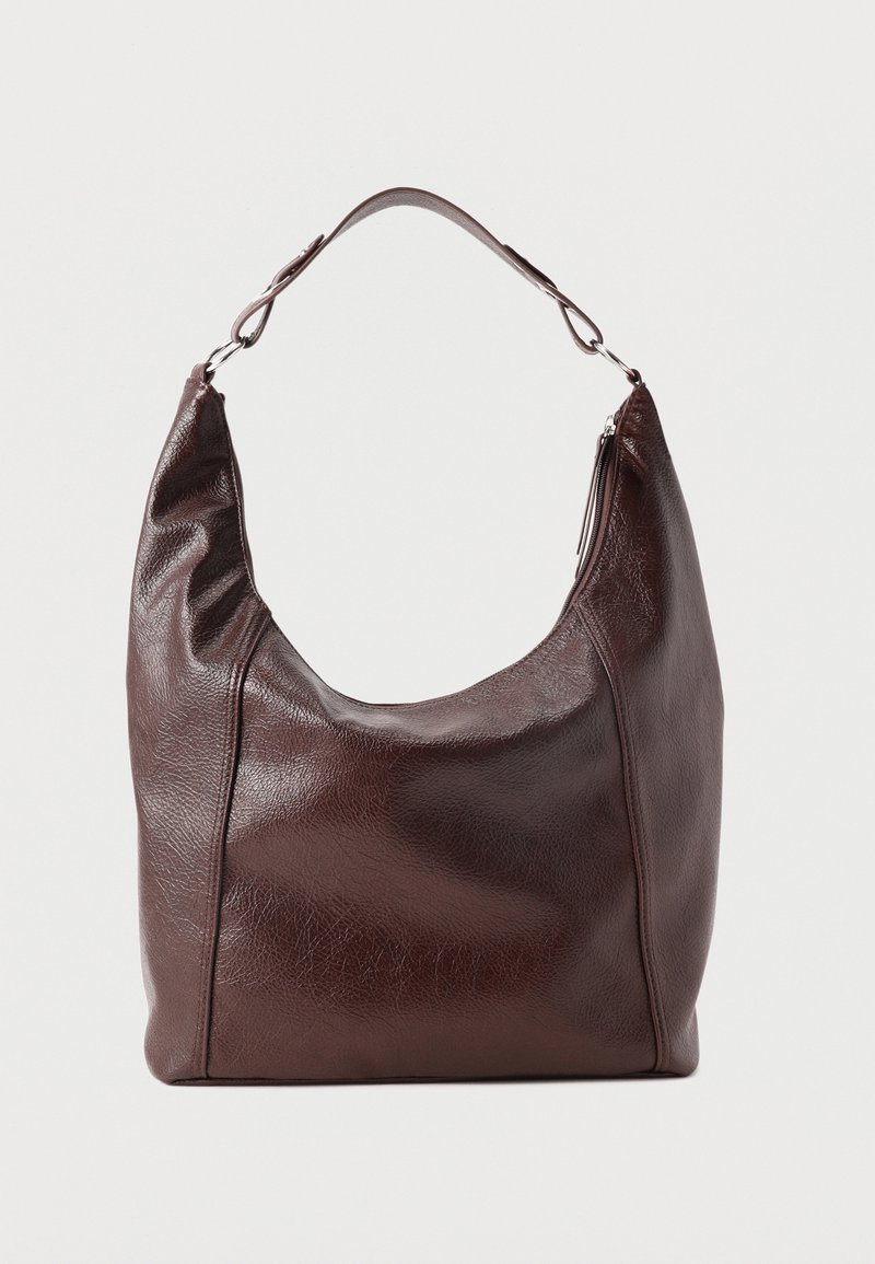 Sac à bandoulière en cuir marron foncé avec une seule sangle réglable, un dessus légèrement incurvé et une fermeture éclair sur un côté.