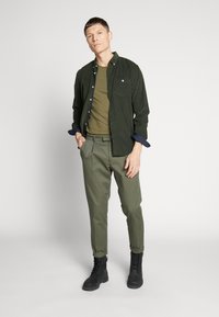 Pier One T-shirt básica - oliv