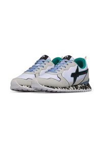 Sneaker grigie e bianche con lacci blu, un logo di accento nero e una suola decorata. Caratterizzano un mix di materiali lisci e testurizzati.