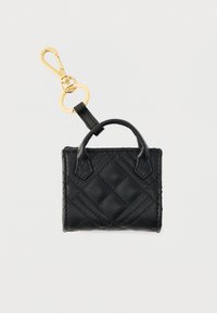 Μικρή τσάντα χειρός από μαύρο συνθετικό δέρμα με ρόμβους κεντημένους, διακοσμημένη με χρυσό μεταλλικό κλιπ και διπλές κορυφαίες λαβές.